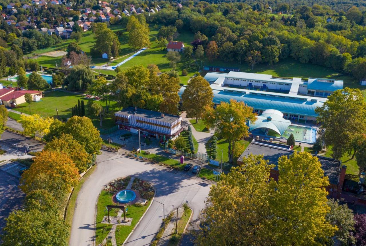 Harmonia Vendeghaz 100 Meterre Az Igali Gyogyfuerdotol Appartement Buitenkant foto
